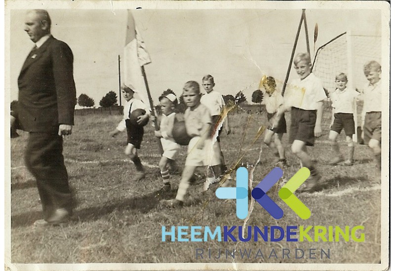 Opening terrein Eltenseweg 1948 met wethouder Hendriks en spelers C.Kuppens en W.Meijer jongste spelers L.Boys.